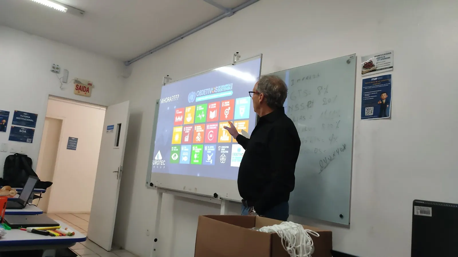 Convidado apresentando os ODS para a turma