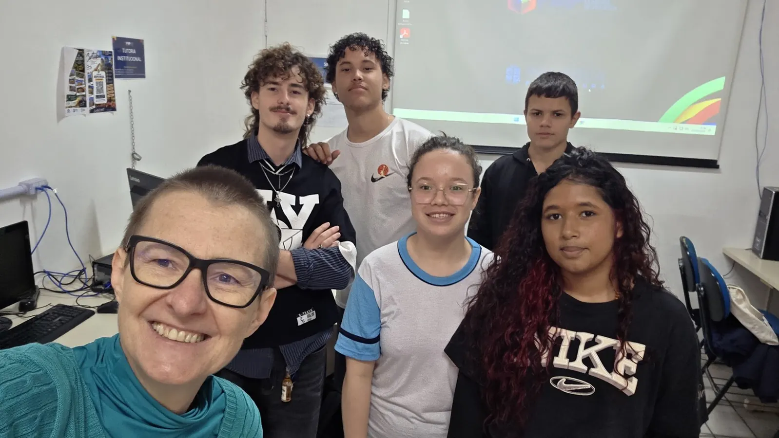 Coordenadora tirando uma selfie com participantes da turma